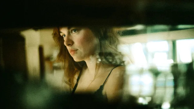 Romy Liz Rose kijkt door een raam