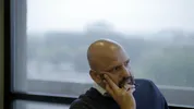 Haroon Sheikh leunt met zijn hoofd op zijn hand. In de achtergrond zie je een raam.
