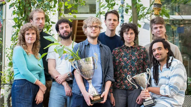De Zweefclub & Vic Willems met hun Grote Prijs van Nederland trofeeën