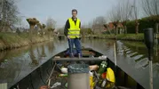 in zijn bootje