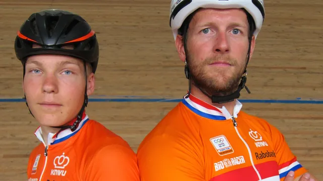 Twee mannen in oranje pakken