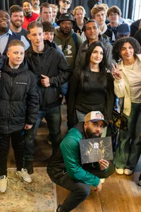 Publiek op de foto met Mula B