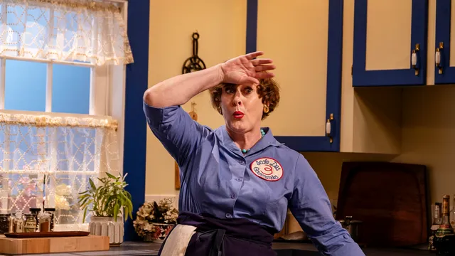 Sarah Lancashire als Julia