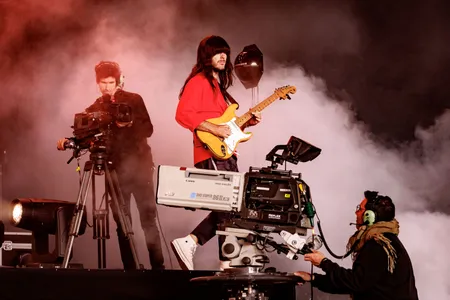 Khruangbin live op Lowlands 2025