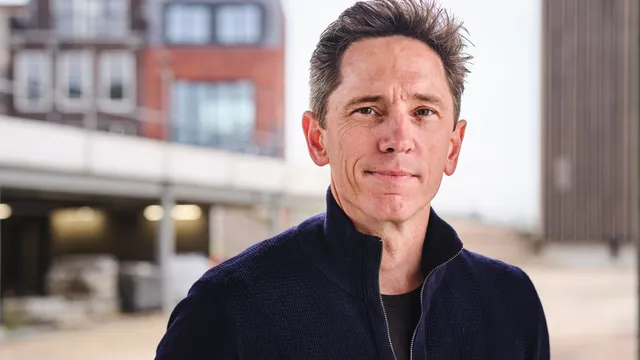 Portretfoto van Rijksbouwmeester Francesco Veenstra