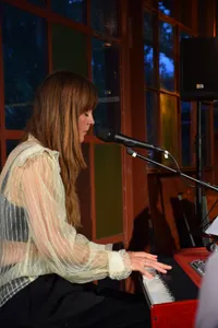 Releaseconcert van Hanneke de Jong - pianist/zangerist Marielle Woltring