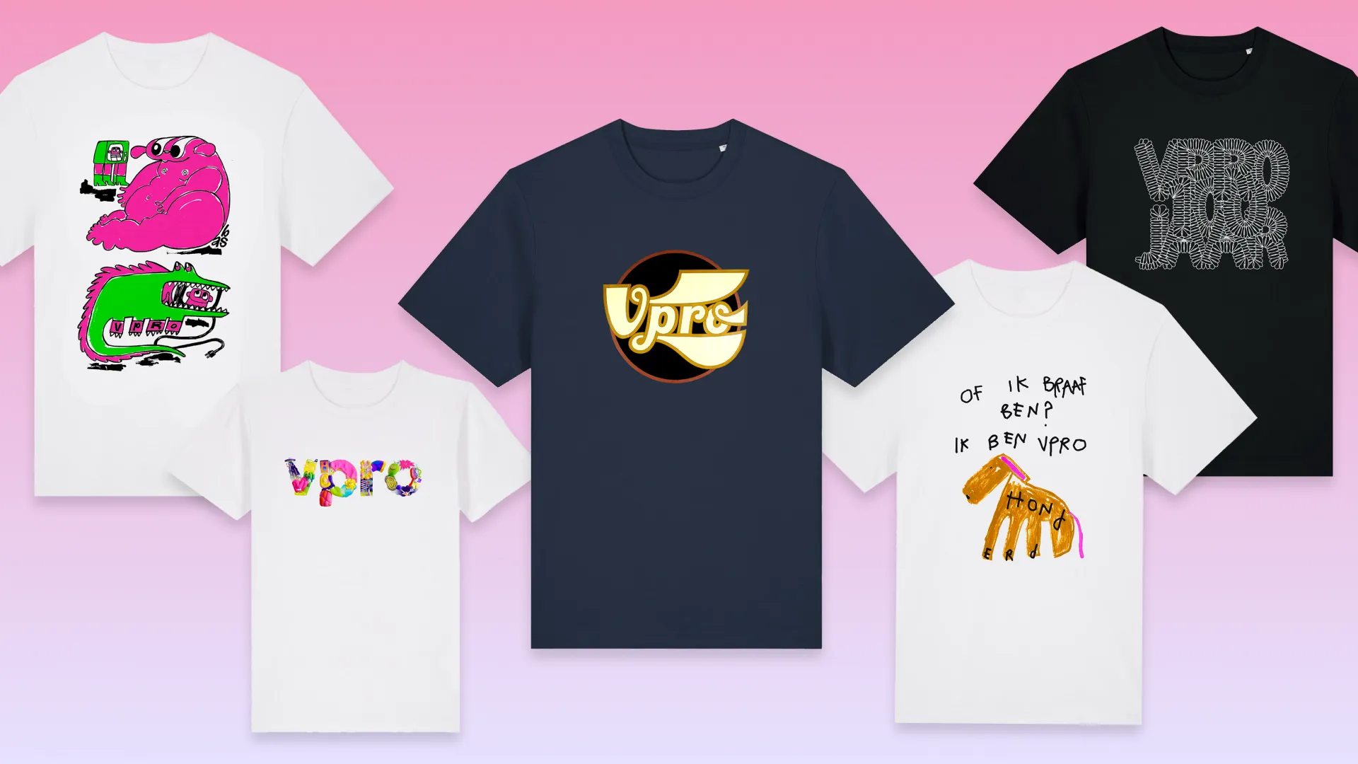 Vijf t-shirts met verschillende VPRO 100-jaar ontwerpen op een roze achtergrond.