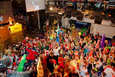 Over smaak valt te twisten. We doen niet anders bij 3VOOR12. Maar we zijn unaniem over de origineelste accessoire. Dat was de oranje ragebol, in deze plaat midden onder te bewonderen.