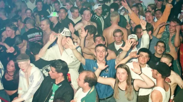 Feestende gabbers in een zaal