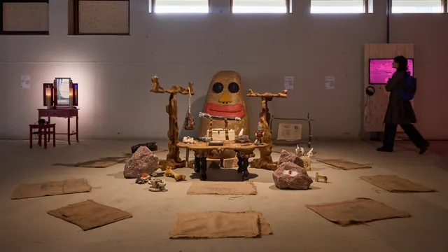 Uch kishi navbatma-navbat fohishani sikishadi Onlayn porno yogli filmlar