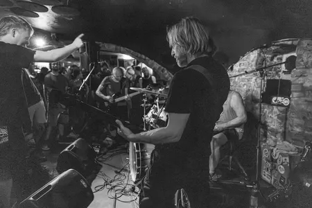 Band speelt op het podium tijdens een concert in Groningen vera