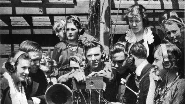 men klampt aan de radio