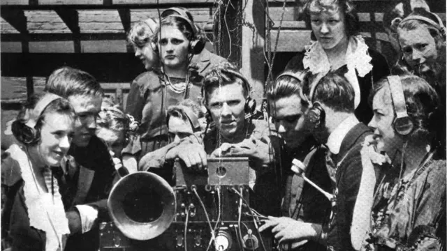 men klampt aan de radio