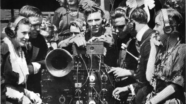 men klampt aan de radio