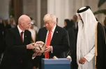 FIFA-voorzitter Gianni Infantino overhandigt Donald Trump een voetbal om te signeren in het bijzijn van de Qataarse emir Tamim bin Hamad al-Thani