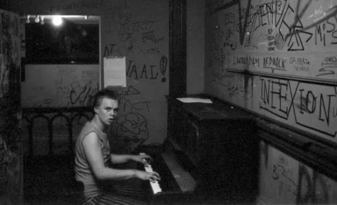 Jeroen ‘Buffel’ Meijerink, bassist Bizon Kidz, Paradiso in Amsterdam (maart 1980, foto Harry Haakman)