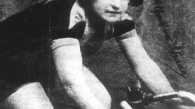 Portret Alfonsina Strada op wielrenfiets, 1924