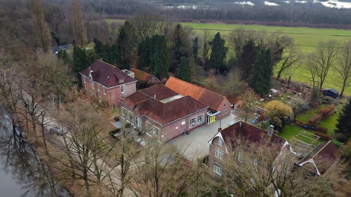 Bekijk de documentaire 'Dorp zonder school' op 2Doc.nl
