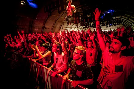 Publiek bij Confidence Man in de X-Ray op Lowlands 2018