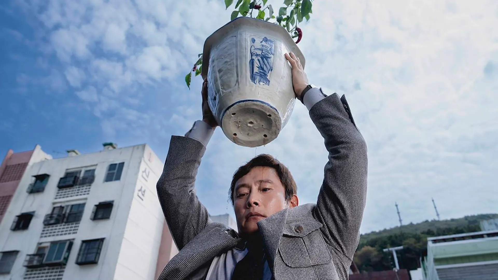 Lee Byung-hun als Man-su in No Other Choice