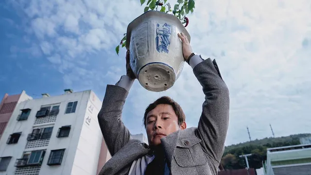 Lee Byung-hun als Man-su in No Other Choice