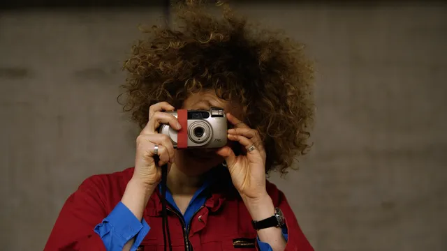 Carlijn met camera uit documentaire 'De smartphone-loze mens'.