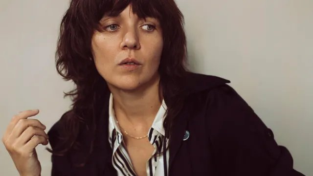 Vrouw houdt haar ene hand op terwijl ze verveeld wegkijkt