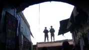 Soldaten op het dak naast Esthers caravan in 'Kolonisten van Hebron'