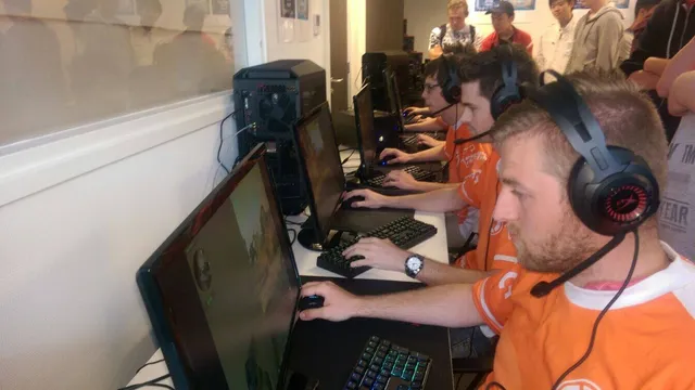 Gamers computer in oranje