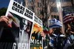 Demonstranten in Los Angeles met afbeeldingen van kroonprins Reza Pahlavi