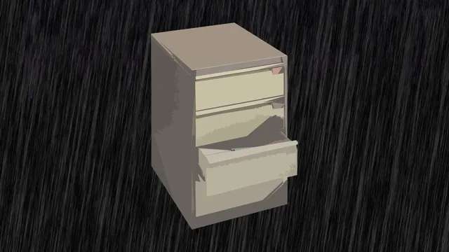 Grijze archiefkast met open lade op zwarte achtergrond met regendruppels