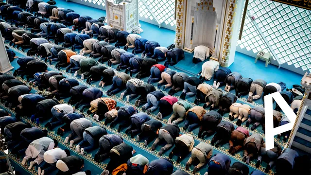 moslims bidden in moskee
