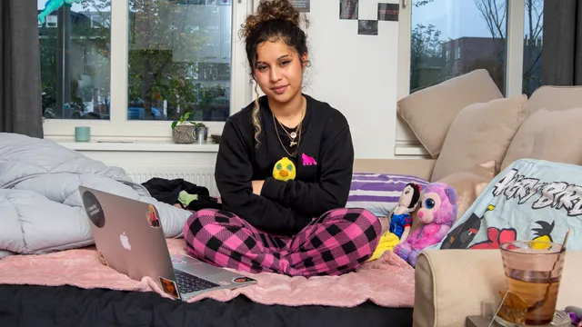 Nederland, Almere, 29-10-2024Rania, woont sinds kort in Almere, heeft een eigen woning/kamer. Haar knuffels maken dat ze zich thuisvoelt en ze loopt op haar slippers en ze heeft haar eigen sleutels.Foto : Maartje Geels