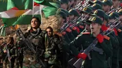 Links: Peshmerga soldaten. Rechts: soldaten van de Revolutionaire Garde
