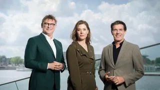 de presentatoren van Buitenhof Joost Vullings, Maaike Schoon en Twan Huys