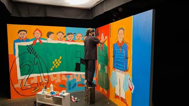 Kunstenaar Bîstyek in zijn studio