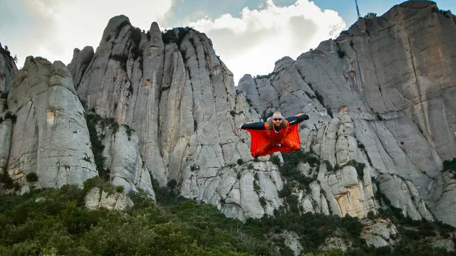 Jarno Cordia basejumped van rots