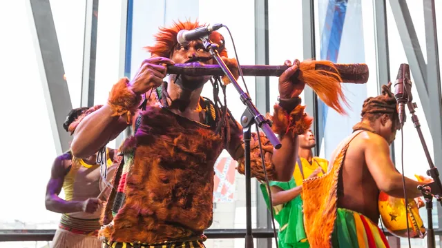 groovende kologomuziek van King Ayisoba
