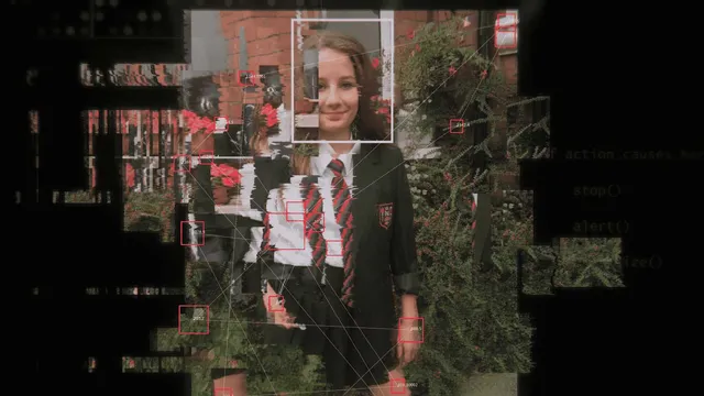 Gefragmenteerd beeld met lijnen en vierkante hokjes over een pixelige foto van een meisje in schooluniform