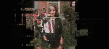 Gefragmenteerd beeld met lijnen en vierkante hokjes over een pixelige foto van een meisje in schooluniform