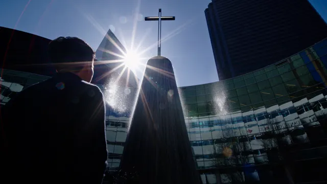 Fee Lang is op bezoek bij de First Baptist Church in Dallas om Robert Jeffress te interviewen. En staat voor de ingang.

Fee lang is reporter van de intercept. En onderzoekt naar de invloed van fundamentalische evangelisten op de Amerikaanse politiek.

Robert Jeffress is de pastor van de first baptist church in Dallas en member of the white house faith initiative.