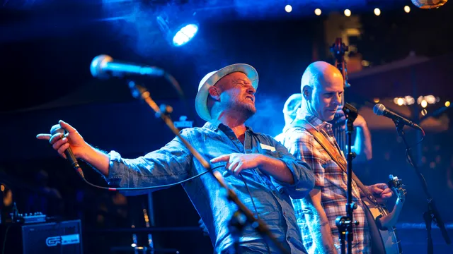 Frontman van De Stokers zwaait met zijn armen