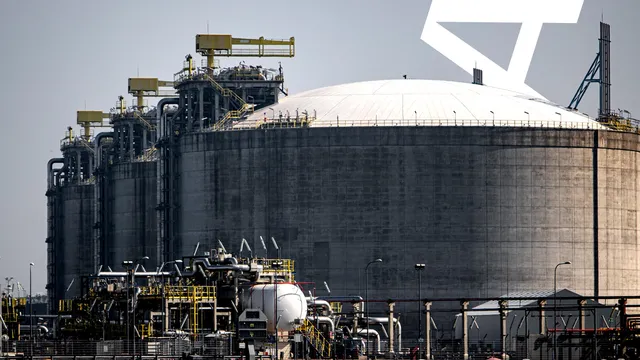 NG-terminal in de Rotterdamse haven. In de LNG-installatie wordt vloeibaar aardgas vanuit onder meer de Verenigde Staten bewerkt voor de Nederlandse markt.