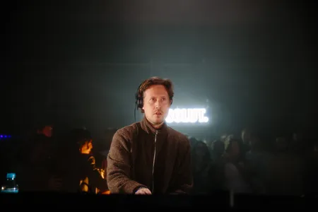 Man met open mond achter de draaitafels