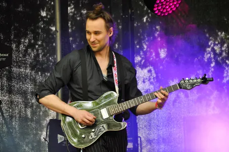 Dan and the middle men