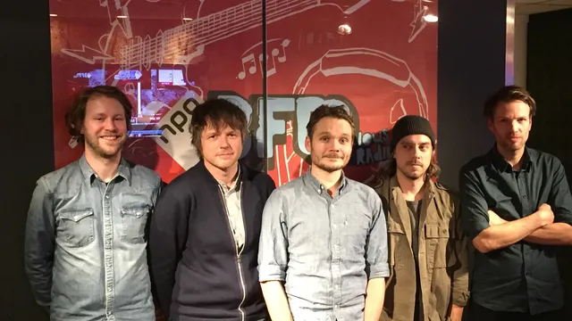 El Pino and the Volunteers live in de studio