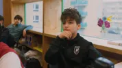 Abdulatif zit in een klaslokaal en kijkt bedenkelijk vooruit.