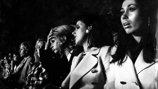 Spelersvrouwen van Ajax op de tribune tijdens de Europacupfinale Ajax - AC Milan (1-4). V.r.n.l. Yvonne van Duivenbode, Maya Suurbier, Danny Cruijff, Andrea Swart en Carla Suurendonk. Madrid, Spanje 28 mei 1969.