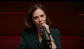 Sandra Philippen is te gast in de podcast, ze heeft een microfoon voor zich