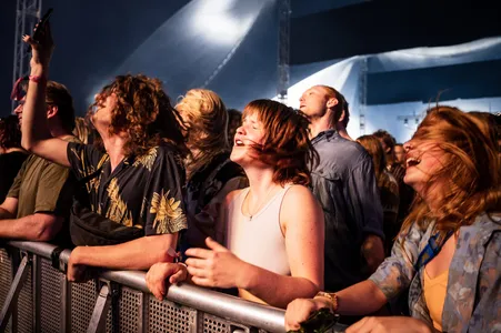 Publiek tijdens het optreden van Black Midi op BKS 22